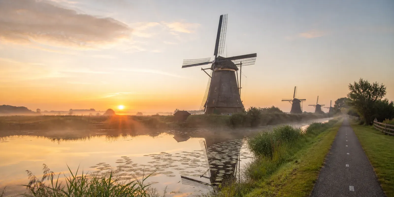 Zabytkowe wiatraki w Kinderdijk w Holandii